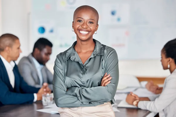 在团队讨论工作时 莱德尔 经理和首席执行官对计划 会议和公司的发展感到满意 在营销办公室工作 接受培训或辅导的黑人妇女 老板和导师的画像 — 图库照片