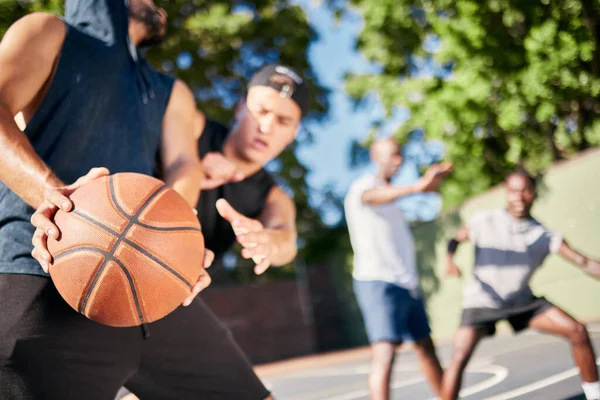 运动和朋友在篮球场上玩游戏 训练比赛和有氧运动 在夏天 团队合作 多样性和健康的男人一起享受着激烈的挑战 — 图库照片