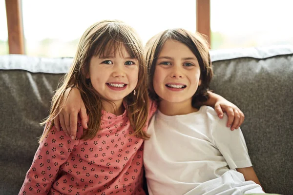 Geschwister Bleiben Natürlich Lebenslang Beste Freunde Porträt Zweier Entzückender Kleiner — Stockfoto