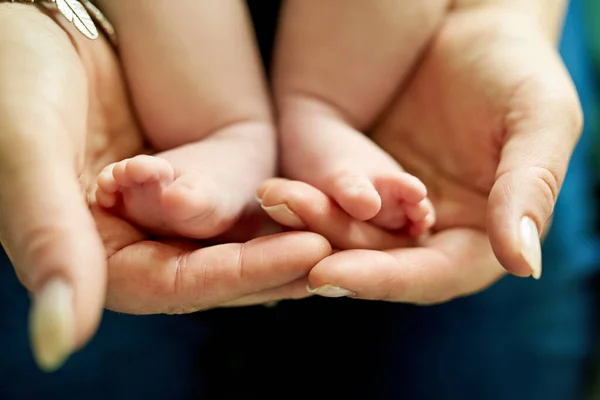 Tiny Feet Leave Big Footprints Closeup Shot Mother Holding Her — Stock Photo, Image