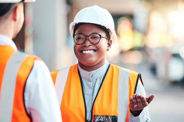 工程师 满意或咨询建筑师关于建筑战略 规划和计划的工业现场 黑人妇女与员工 员工或经理谈论建筑发展 — 图库照片