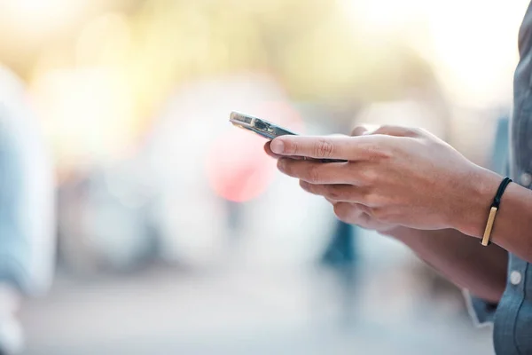 Comunicação Digitação Mãos Texto Telefone Cidade Livre Rua Mídia Social — Fotografia de Stock