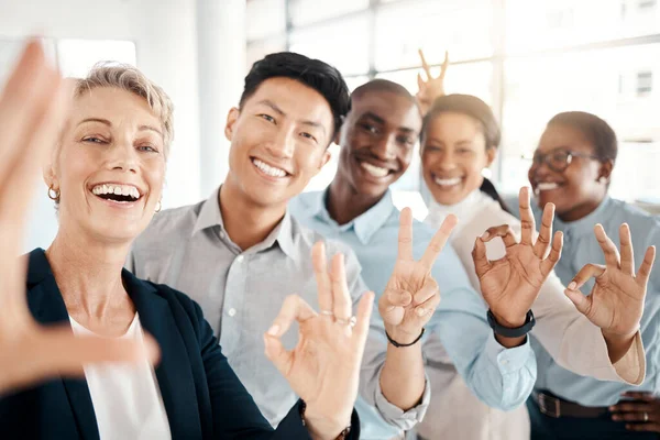 Ручний Знак Селфі Щаслива Група Співробітників Демонструють Різноманітність Підтримку Компанії — стокове фото
