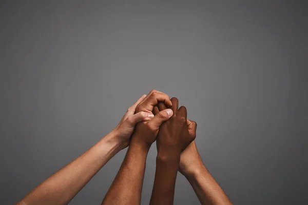 Çeşitliliği Kucaklamak Tanımlanamayan Ellerin Gri Bir Arka Planda Birbirlerine Tutunurken — Stok fotoğraf