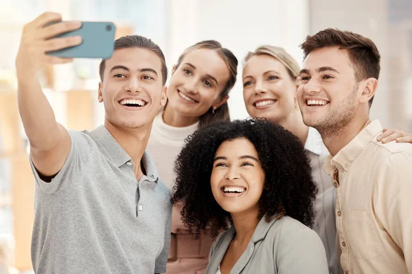 Çeşitlilik Çalışmaları Pazarlama Girişiminde Dayanışma Için Telefonlu Mutlu Grup Selfie — Stok fotoğraf