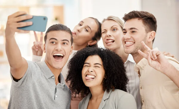 Teléfono Selfie Amigos Del Trabajo Con Caras Divertidas Evento Team — Foto de Stock