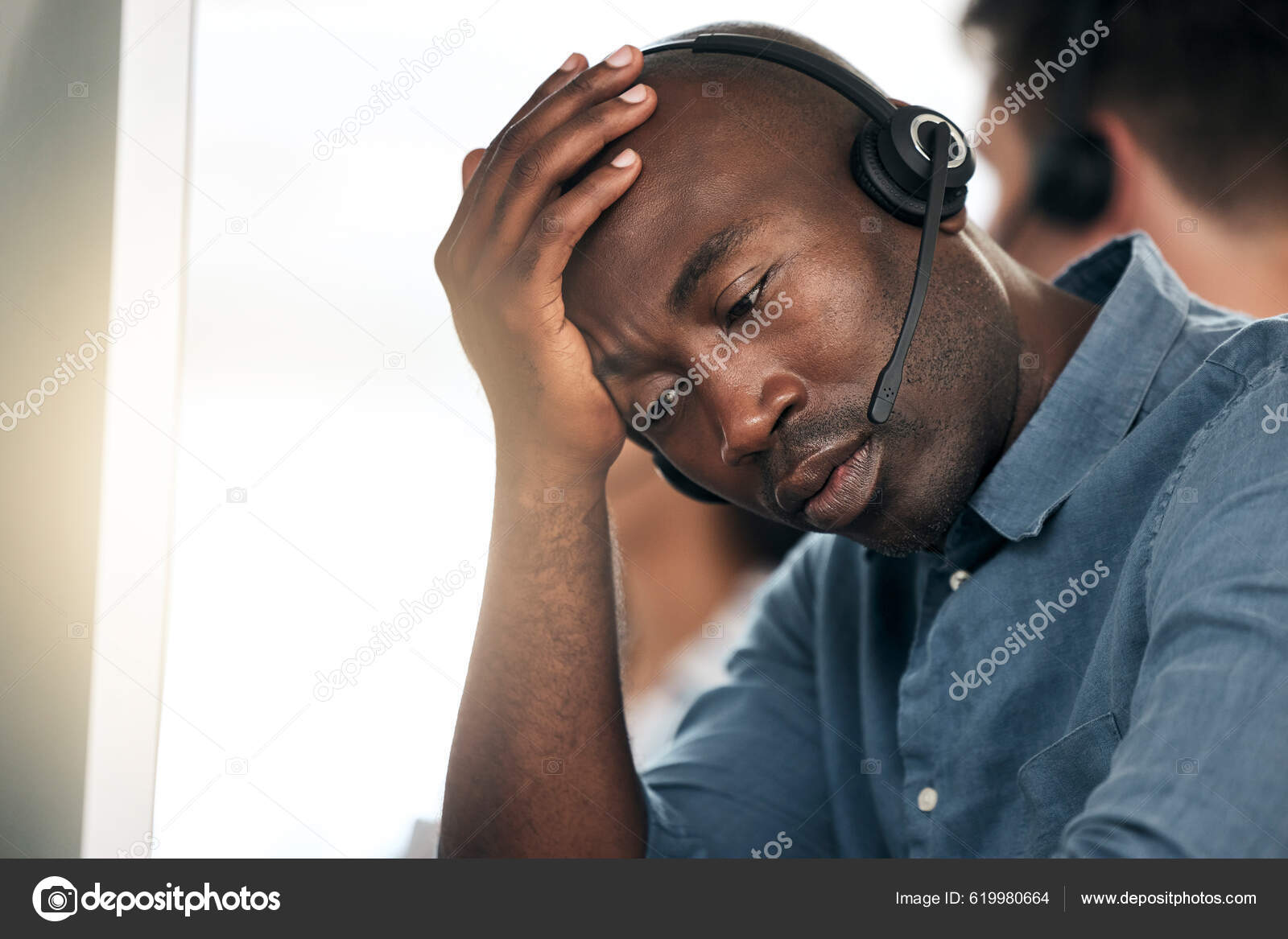 Retrato triste de um jovem africano pensando em preto e branco