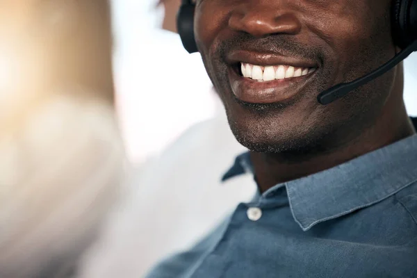 Customer Support Zwarte Man Glimlach Van Een Telemarketingmedewerker Een Oproep — Stockfoto