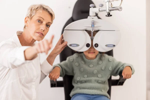 Zrak Oko Test Dítětem Optometrii Vyšetření Odborným Lékařem Klinice Pro — Stock fotografie
