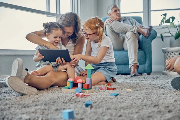 Anya Gyermekek Digitális Tabletta Nappaliban Család Pihenni Játszani Kötődni Otthonukban — Stock Fotó