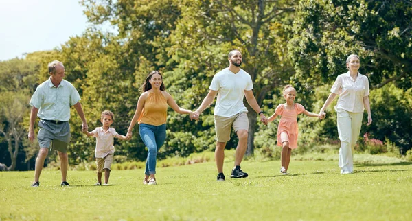 Παππούδες Γονείς Και Παιδιά Περπατούν Στο Πάρκο Ευτυχισμένοι Οικογένεια Κρατώντας — Φωτογραφία Αρχείου