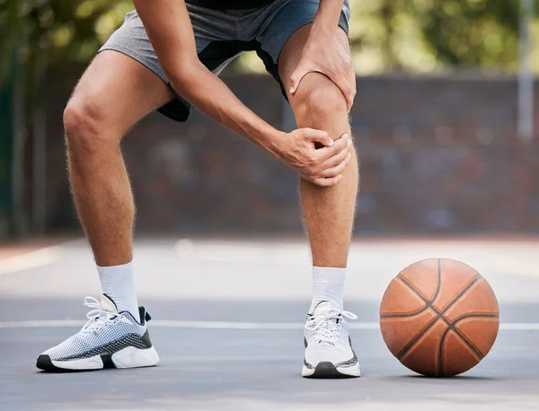 篮球和膝盖受伤的男人站在室外场地上 抱着腿 篮球场训练 锻炼和比赛中有关节疼痛 受伤和损伤的运动 健身和运动员 — 图库照片