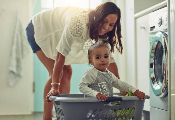 Mira Que Encontré Cesta Lavar Una Madre Adorable Bebé Haciendo —  Fotos de Stock