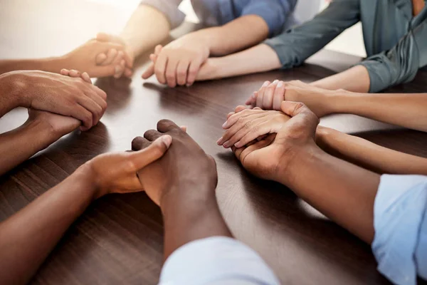 Vielfalt Händchenhalten Und Geschäftspartnerschaft Für Unterstützung Motivation Und Teamarbeit Freunde — Stockfoto