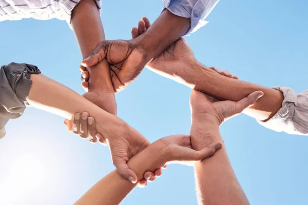 Mãos Comunidade Equipe Ligação Juntos Comunidade Global Cooperação Céu Azul — Fotografia de Stock