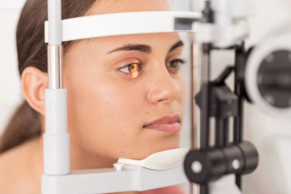 Visão Visão Mulher Faz Exame Oftalmológico Dos Olhos Com Luz — Fotografia de Stock