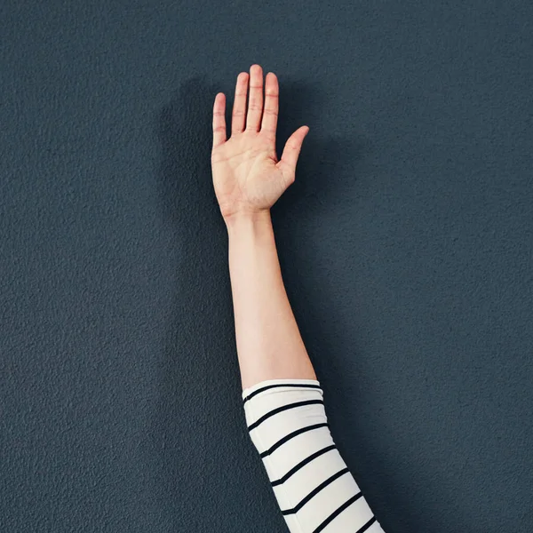 Gostaria Fazer Uma Sugestão Estúdio Uma Mulher Irreconhecível Levantando Mão — Fotografia de Stock