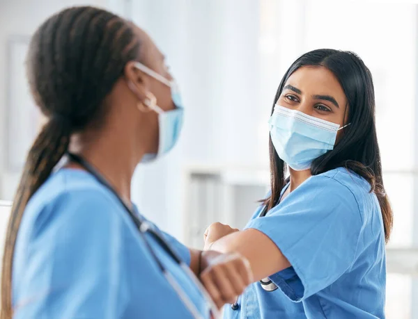 快活でマスク 感染症での医療のための病院の挨拶と安全性の女性は挨拶やお祝いのために肘に触れます チームと診療所で保護と医療の専門家 — ストック写真