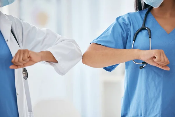 의사는 직장에서 코로나의 관리를 팔꿈치 클로즈업 작업복에 인사한다 간호학 간호사 — 스톡 사진
