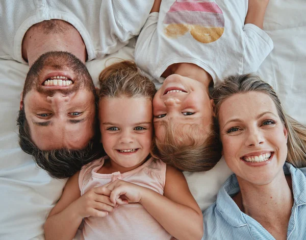 Šťastná Rodina Láska Nad Ránem Úsměv Rodiči Dětmi Ležící Šťastný — Stock fotografie