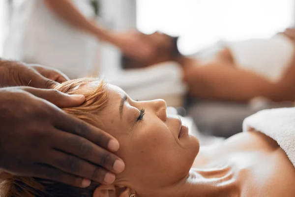 Détendez Vous Femme Noire Massage Spa Hôtel Thérapeute Pour Luxe — Photo