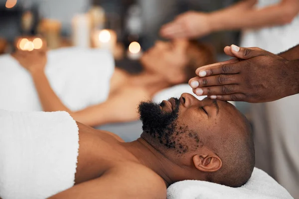 Homme Noir Massage Tête Être Calme Détendre Esprit Clair Étant — Photo