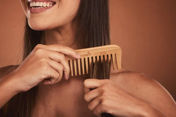 拥有橙色工作室背景的女性洗头 特写微笑和美容美发模特 拥有健康的头发 快乐的美容美发和健康的自然头发的木制回收梳子 — 图库照片