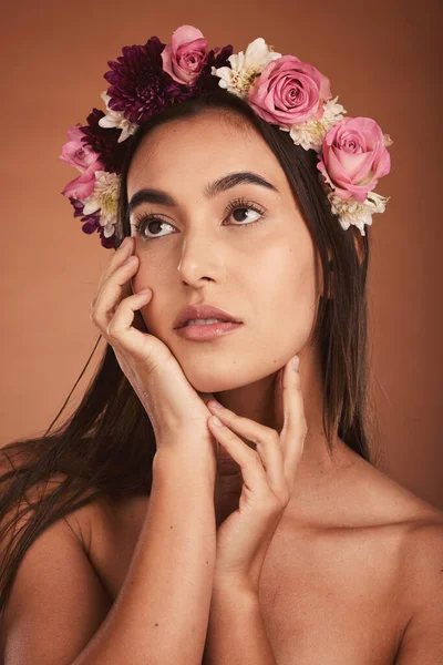 Belleza Flores Para Cabello Mujer Maquillaje Sobre Fondo Marrón Estudio — Foto de Stock