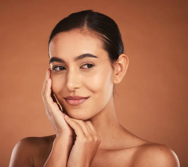 Hudvård Skönhet Och Ansikte Latino Kvinna Med Makeup Kosmetika Och — Stockfoto