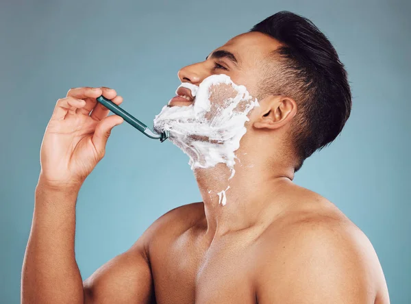 スタジオ スキンケア 男性は毎日の朝のグルーミングルーチンで髭を剃り メキシコのカミソリで剃ります 健康と幸せなラテン人は セルフケア衛生のために彼の口ひげや顔の毛を剃ります — ストック写真