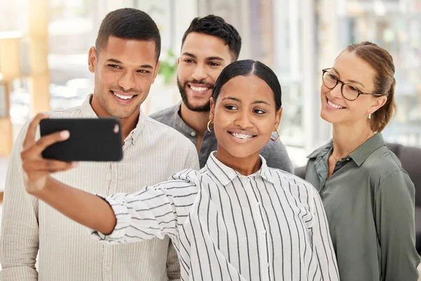 Adamları Sosyal Medya Için Akıllı Telefon Işbirliği Mutluluk Gülümseme Başarı — Stok fotoğraf
