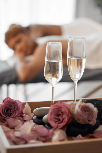 香槟酒 按摩和情侣们一起放松一下 共度结婚纪念日 享受爱情和平静的温泉之旅 鲜花和奢侈的身体治疗活动 男人和女人的浪漫和休息 — 图库照片