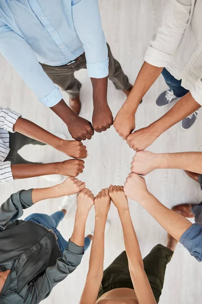 Teambuilding Knytnäve Och Händer Till Stöd För Motivationscirkeln Kollegor Visar — Stockfoto