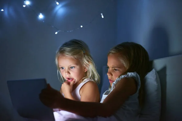 Technologia Zapewnia Rozrywkę Dzień Nocy Dwie Dziewczynki Korzystające Tabletu Cyfrowego — Zdjęcie stockowe