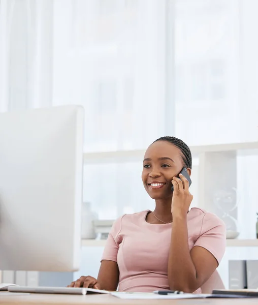 Black Woman Phone Call Computer Business Office Networking Financial Sales – stockfoto