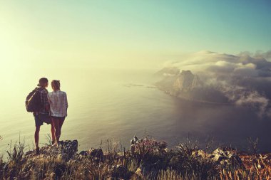Doğada harcanan zaman asla boşa harcanmaz. Tanımlanamayan genç bir çiftin, bir dağ zirvesinden manzaraya bakarken çekilmiş dikiz görüntüsü.