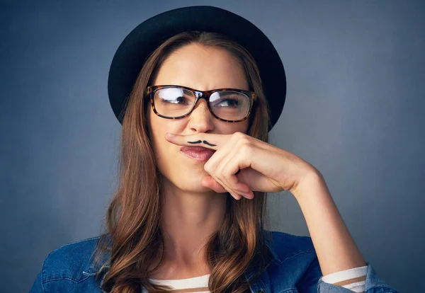 Niech Wąsy Będą Tobą Komiczna Młoda Kobieta Pozująca Wąsami Narysowanymi — Zdjęcie stockowe