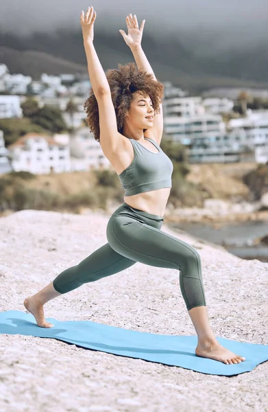 Femme Étirement Tapis Yoga Sur Rocher Plage Dans Entraînement Relaxation — Photo