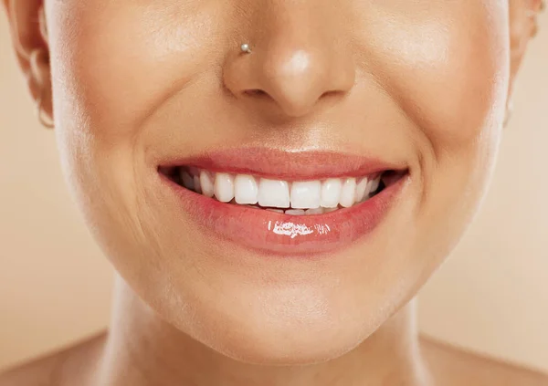 Кожа Зубы Женское Лицо Красота Натуральные Зубные Вены Фоне Студии — стоковое фото