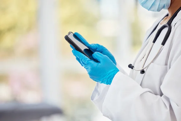 Telefone Covid Cuidados Saúde Com Mãos Médico Luvas Usando Tecnologia — Fotografia de Stock
