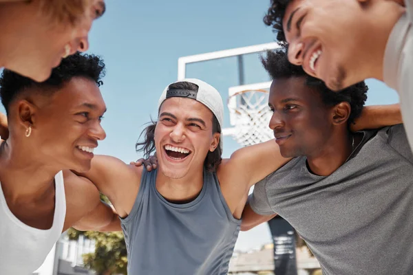 Happy Motivatie Teambuilding Een Basketbalveld Voor Een Fitnessmentaliteit Teamwork Het — Stockfoto
