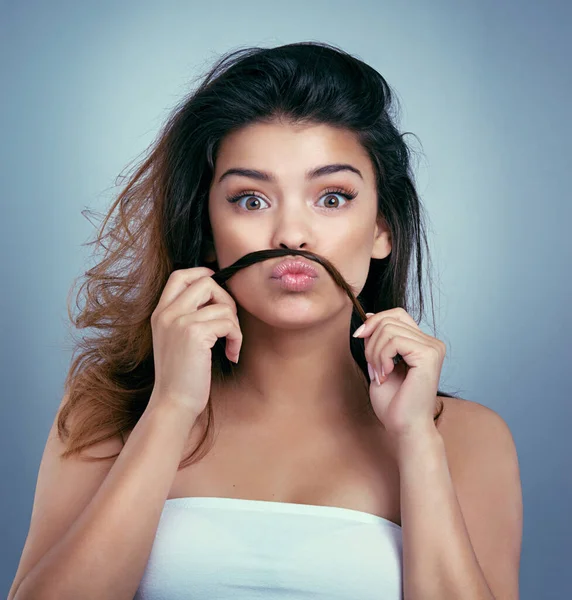 Ist Schon Movember Studioaufnahme Einer Schönen Jungen Frau Die Vorgibt — Stockfoto