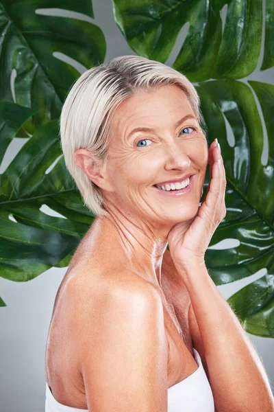 Skincare Spa Dan Wanita Senior Dengan Daun Studio Model Untuk — Stok Foto