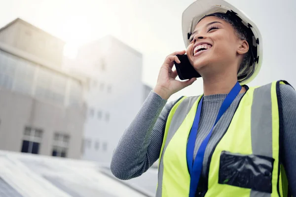Bouw Ingenieur Vrouw Telefoongesprek Buiten Tijdens Bouwinspectie Voor Netwerken Bouw — Stockfoto