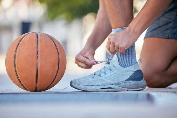 运动和鞋子 在室外场地比赛前 一名男子运动员把他的鞋带捆起来 男子篮球运动员系鞋带准备比赛的健身 运动和运动 — 图库照片