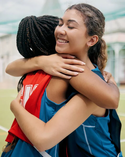屋外のフィールドでのサポート 信頼とチームワークを示すスポーツ 抱擁と学生の女の子のゲームの試合 笑顔の学生サッカー選手やネットボール選手が多様性とお祝いを一緒に示す — ストック写真
