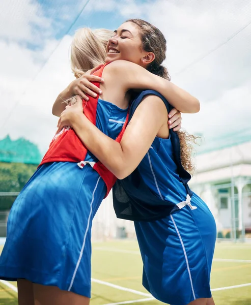 Kobiety Przytulić Lub Wsparcie Dla Gry Fitness Mecz Ćwiczeń Lub — Zdjęcie stockowe