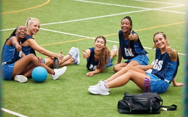 フィールド上のスポーツ フィットネス 女の子のネットボールチームは 選手の親指で肖像画を訓練し 運動します 若いです アクティブとゲームの準備ができて選手 スポーツと幸せなチームワークの多様性屋外 — ストック写真