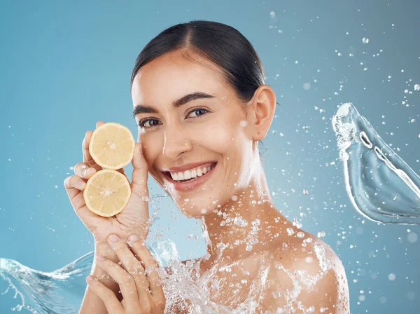 Lemon Skincare Wanita Dan Percikan Air Untuk Vitamin Kosmetik Alami — Stok Foto
