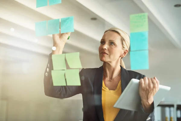 Planeringsprocessens Början Mogen Affärskvinna Planerar Glasservett Styrelse — Stockfoto